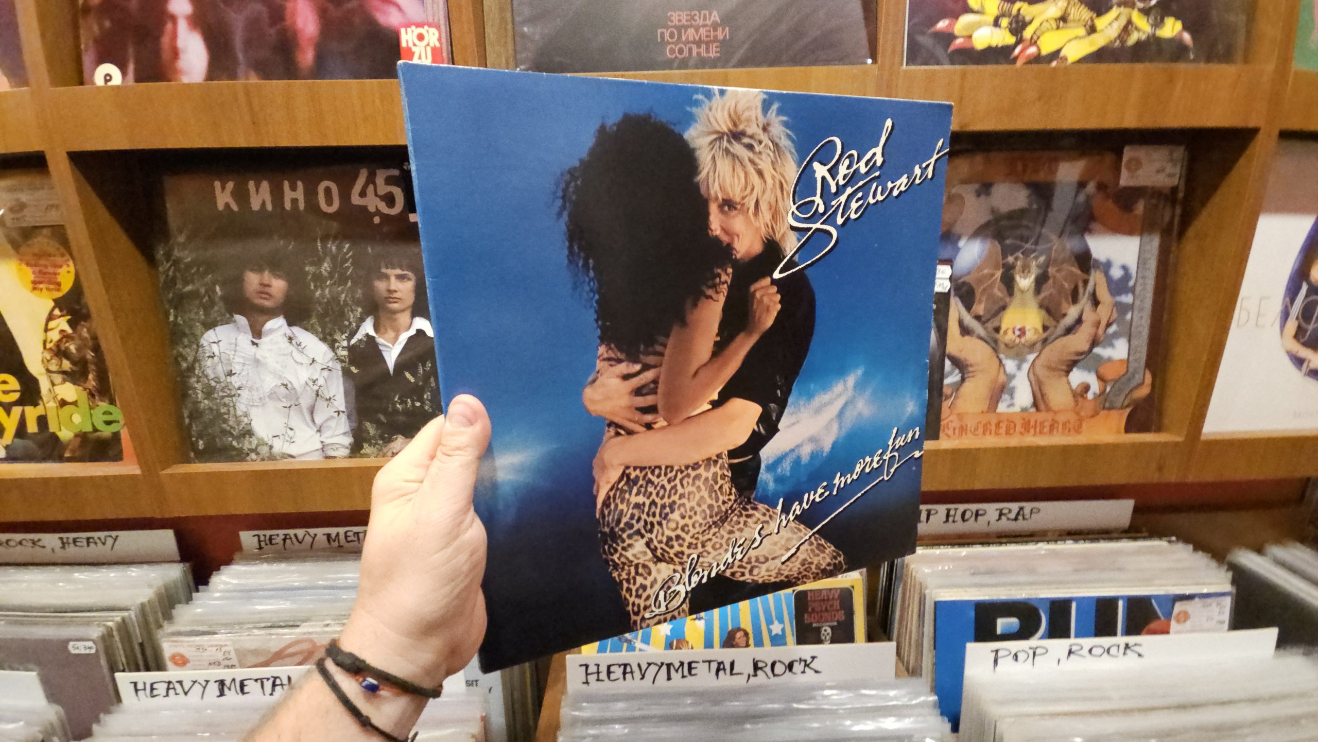 Rod Stewart – Blondes Have More Fun